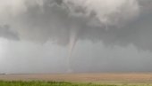 TORNADO POGODIO RUSIJU: Napravio haos, počupao brojne stubove i dalekovode (VIDEO)