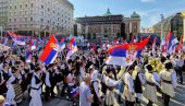 SVESRPSKI SABOR: Građani se okupili na Trgu - počinje centralna manifestacija: JEDAN NAROD, JEDAN SABOR - SRBIJA I SRPSKA (FOTO/VIDEO)