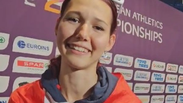 ПОЛАКО С ТИМ! Ангелина Топић није скидала осмех с лица после сребрне медаље на Европском првенству