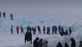 NESVAKIDAŠNJE SCENE NA SEVERU RUSIJE: Jun, grad Dudinka okovan ledom, a ljudi - uživaju  (VIDEO)