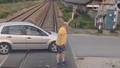 DA NE POVERUJETE SOPSTVENIM OČIMA: Nesvakidašnji snimak iz Beograda - Čovek se svađa sa mašinovođom oko prvenstva prolaza (VIDEO)