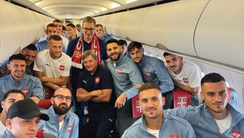 PREDSEDNIK SRBIJE IZNENADIO FUDBALERE! Aleksandar Vučić ušao u avion da isprati orlove i pred EURO 2024 im poručio ovo! (FOTO)