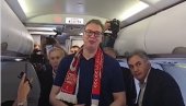 MOMCI, HOĆU DA ZNATE OVO...  Predsednik Aleksandar Vučić u avionu održao govor fudbalerima Srbije pred EURO 2024! (VIDEO)