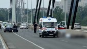 TELO PREKRIVENO ČARŠAVOM, DELOVI AUTA RASUTI PO PUTU: Prve slike saobraćajne nesreće u Novom Sadu, vozač motocikla poginuo na mestu (FOTO)