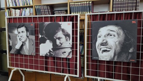 ВАЛТЕР У ИРИГУ: Изложба „Бата у 90 слика“ отворена у Српској читаоници (ФОТО)