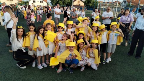 DEFILE PREDŠKOLACA: Žuti šeširi, pesma i defile za kraj predškolskog perioda