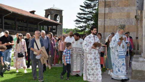 СВЕТИ КРАЉ ПРИЗИВА ВЕРНИКЕ: Ћивот са моштима српског владара био отворен због црквене славе - у Високим Дечанима обележен Спасовдан