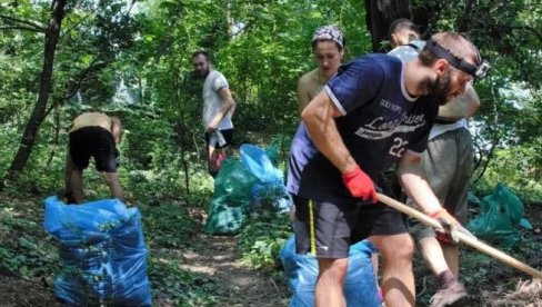 VELIKA DOBROVOLJNA AKCIJA U SUBOTU: Dobrovoljci čiste Zvezdarsku šumu (FOTO)