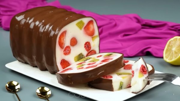САВРШЕНА ЛЕТЊА ПОСЛАСТИЦА: Млечни колач са воћем и чоколадом, плени изгледом - а не пече се  (ВИДЕО)