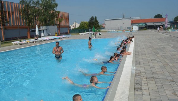 БЕСПЛАТНИ ПРОГРАМИ У СВИЛАЈНЦУ: За децу школа пливања, аеробик за жене