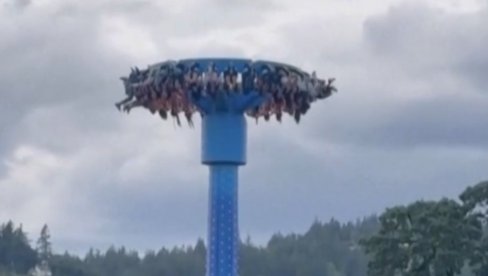 DRAMA U ZABAVNOM PARKU: LJudi zaglavljeni vise naglavačke sa 30 metara, posetioci nisu mogli da gledaju užas (VIDEO)