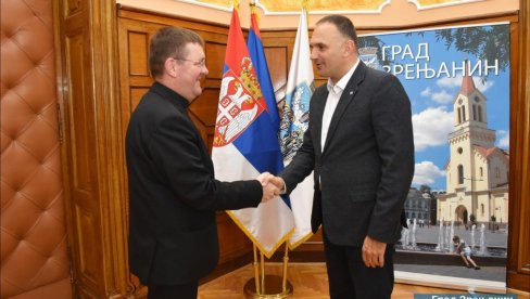 ПРИЈЕМ ЗА НОВОГ БИСКУПА: Градоначелник Зрењанина Симо Салапура састао се са Мирком Штефковићем