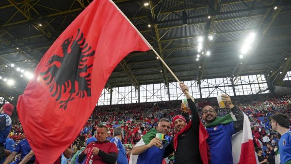 АЛБАНСКИ ПРОВОКАТОР: Овако је пошао у сусрет фудбалерима Србије!