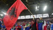 БРУКА И СРАМОТА: Ево шта су организатори меча Албанија - Србија урадили са српском заставом на стадиону у Тирани (ФОТО)
