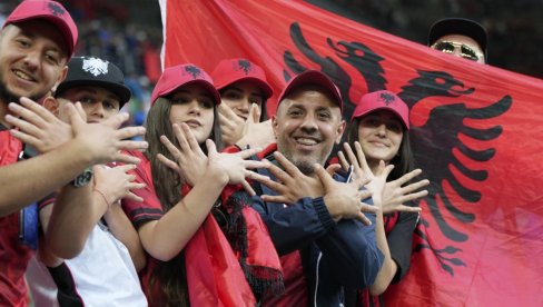 НЕМАЧКА НИЈЕ СМЕЛА ДА ДОЗВОЛИ ОВУ СРАМОТУ: На стадиону униформа ОВК, на улици застава велике Албаније (FOTO/ВИДЕО)