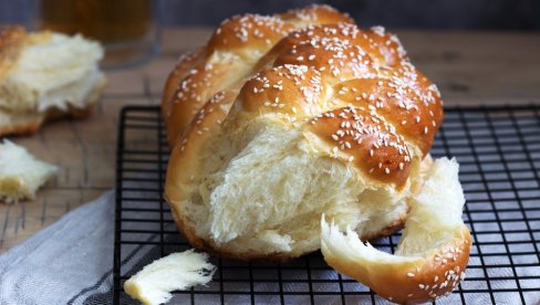 NAJFINIJE VAZDUŠASTO PECIVO: Tradicionalni jevrejski hleb sa maslinovim uljem i medom