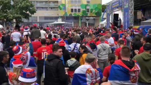 ORE SE ULICE GELZENKIRHENA: Navijači Srbije skandiraju o Kosovu i  Rusiji (VIDEO)
