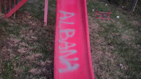 ПРОВОКАЦИЈА: На Дому културе и дечијем парку у Сушици код Грачанице графити Албанија