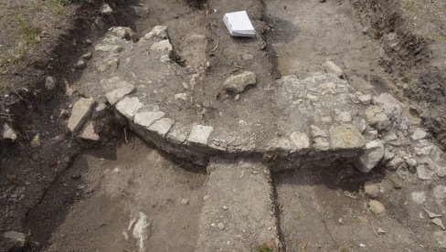 У ЗУЦУ ПРОНАЂЕН ДЕО ОЛТАРА ЦРКВЕ: После неколико месеци ископавања, откривени делови храма на локалитету Манастириште (ФОТО)