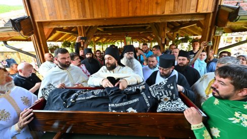 U TUMANU ODRŽANO PRESVLAČENJE MOŠTIJU SV. ZOSIMA: Svetu Liturgiju služio Episkop toplički g. Petar (FOTO/VIDEO)