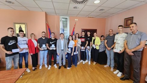 АКЦИЈА У УГЉЕВИКУ: Општина даровала најбоље средњошколце