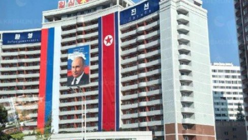 PUTIN STIGAO U SEVERNU KOREJU: Na aerodromu ga sačekao Kim DŽong Un, na ulicama slike sa likom ruskog predsednika (FOTO/VIDEO)