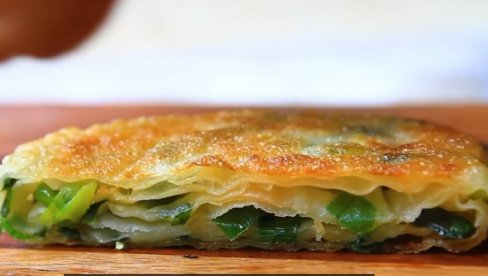 NE MORATE DA JE PEČETE U RERNI: Jednostavna, a ukusna pita sa mladim lukom i sirom (VIDEO)