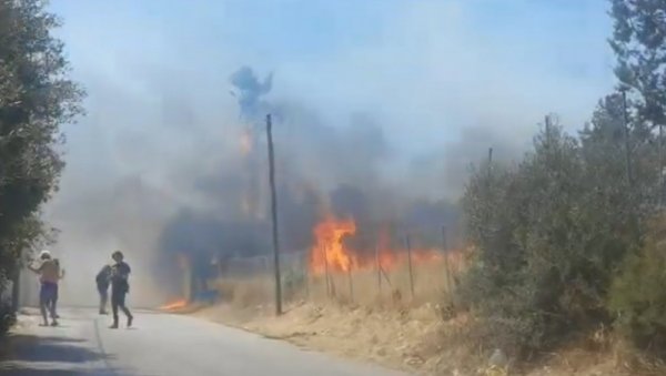 ВАТРЕНА БУКТИЊА ГУТА КУЋЕ: Драматични снимци из Грчке, ватрогасци се свим силама боре да угасе пожар (ВИДЕО)