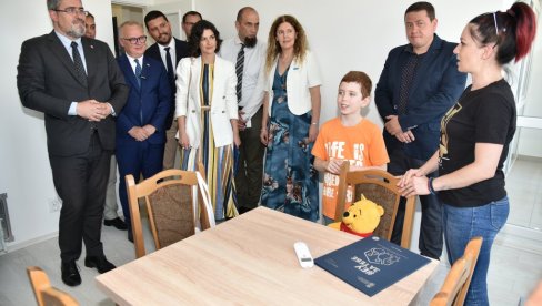 DODELJENO 20 KLJUČEVA ZA SOCIJALNE STANOVE: Ministri Starović i Vesić na uručenju ulaznica u nove domove, u Valjevu (FOTO)