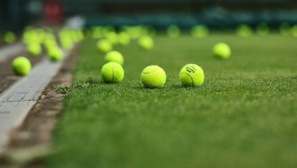 СЕНЗАЦИЈА У ХАЛЕУ: Пети тенисер света елиминисан у другом колу