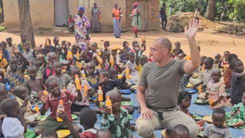 NAHRANILI 400 GLADNE DECE I NAPRAVILI DVA BUNARA: Tamara i Marko uspešno završili humanitarnu misiju u Ugandi (FOTO/ VIDEO)