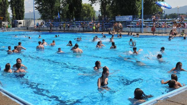 УТОЧИШТЕ ЗА ВРЕЛЕ ДАНЕ: Градски базен пуне четири деценије омиљено купалиште Краљевчана