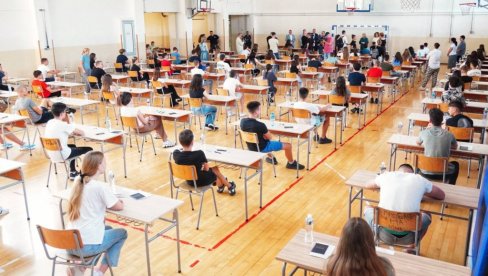 OSMACI POLAGALI TEST IZ MATEMATIKE: Prizma, monomi i procenti namučili male maturante