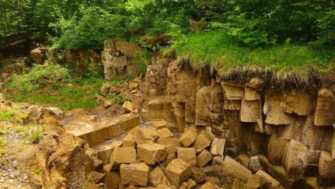 ДРАМАТИЧНО УПОЗОРЕЊЕ НВО ЕУРОМОСТ ИЗ БИЈЕЛОГ ПОЉА: Вадећи камен убијају водопад