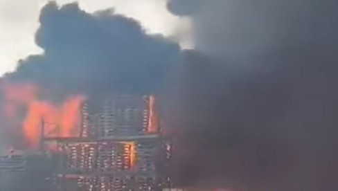 CRN, GUST DIM PREKRIO NEBO: Požar u fabrici u Šidu (VIDEO)