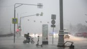 VETAR ČUPA DRVEĆE, OŠTEĆENA VOZILA: Mega oluja se obrušila na Moskvu (VIDEO)