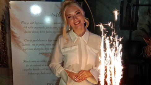 OSTVARILA SAM SVOJ ŽIVOTNI SAN: Nikolina Kovač Kapor blista pored slavljeničke torte povodom prvog albuma (FOTO)