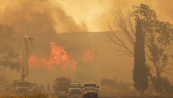 ВАТРЕНА БУКТИЊА БЕСНИ, НЕКОЛИКО ОСОБА ПОГИНУЛО: Драматични призори пожара, евакуисано цело село (ФОТО/ВИДЕО)