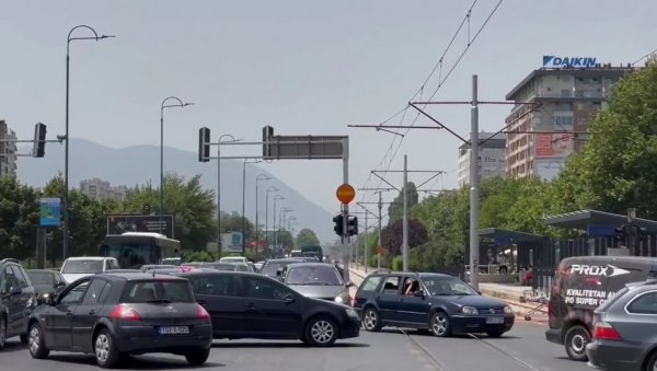 ЉУДИ ЗАГЛАВЉЕНИ У ЛИФТОВИМА, САОБРАЋАЈ СТОЈИ: Општи колапс завладао у Сарајеву због нестанка струје
