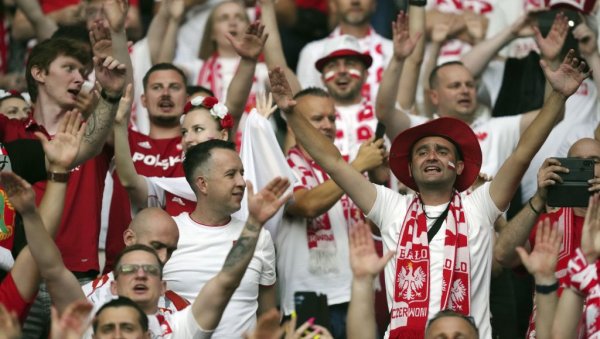 СКАНДАЛ НА ЕУРО 2024: Пољски навијачи вређали Русију (ВИДЕО)