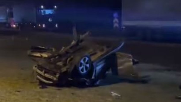 ТО ЈЕ ПУКЛО КАО БОМБА: Језиви призори на месту несреће код Руме, аутомобил завршио преполовљен и на крову (ФОТО/ВИДЕО)