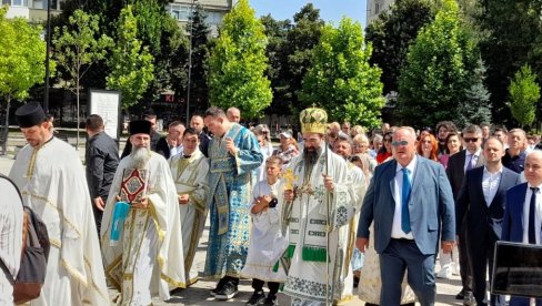 ЛЕСКОВЧАНИ ОБЕЛЕЖИЛИ СВЕТУ ТРОЈИЦУ: У граду на Ветерници литургија, свечана литија и пријем поводом славе града (ФОТО)