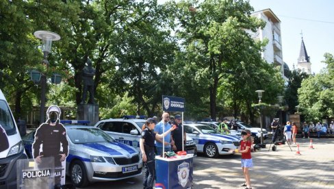 POLICIJA POKAZALA VOZILA I OPREMU: U centru Kikinde održan tehnički zbor