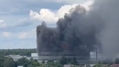 ДРАМА У РУСИЈИ: Избио огроман пожар надомак Москве, црни дим куља у небо (ВИДЕО)