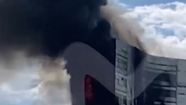 ПОГИНУЛЕ ДВЕ ОСОБЕ: Нови детаљи стравичног пожара у близини Москве, људи искакали кроз прозоре да се спасу (ВИДЕО)