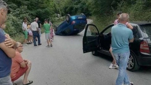 АУТОМОБИЛ ЗАВРШИО НА КРОВУ: Саобраћајна несрећа код Ваљева, преврнуло се возило (ФОТО)