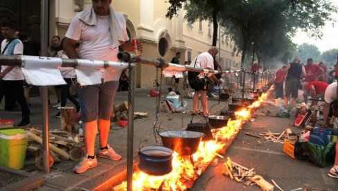 APATINAC LOVRIĆ SKUVAO NAJBOLJI PAPRIKAŠ : U Somboru održan 27. Somborski kotlić