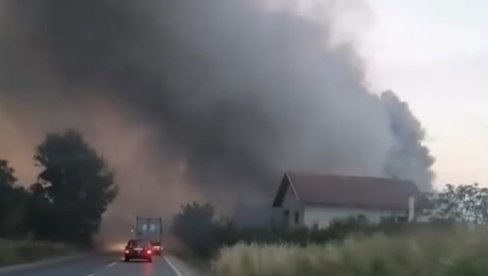 GUSTI DIM KULJA U NEBO: Veliki požar u Dobanovcima (VIDEO)