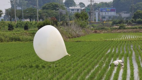 РАТ СМЕЋЕМ: Северна Кореја током ноћи лансирала око 350 балона ка Јужној Кореји (ВИДЕО)
