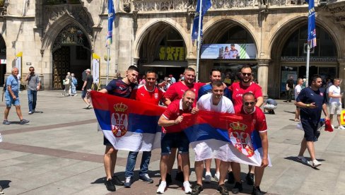 DA I NEMCI NAUČE: Srpski navijači u Minhenu drže čas na temu Čije je Kosovo? (VIDEO)